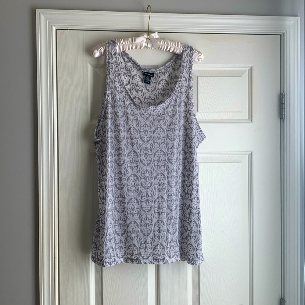 Torrid 2X grey & white patterned tank, semi sheer